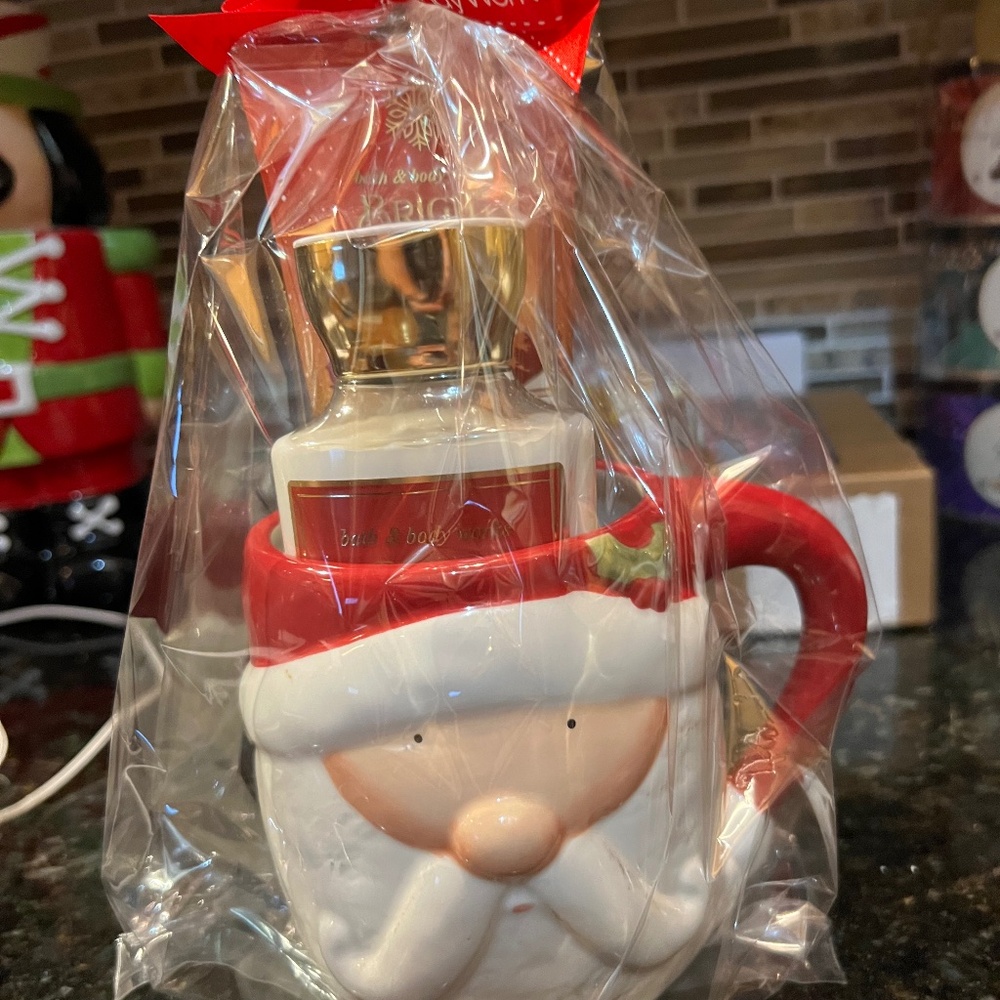 Pier one Santa cup with bath & body